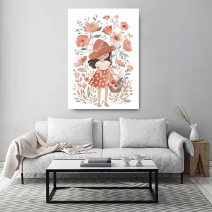 Kunstdruck Blumenmädchen – Im gepunkteten roten Kleid und mit großem Sonnenhut steht das Mädchen mit einem Blumenkorb zwischen Mohn, Ranken und Blättern in sanftem Rosé, Terrakotta und Salbeigrün