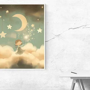 Kunstdruck Sternen-Mädchen – Auf weichen Wolken sitzt ein kleines Mädchen mit Zauberstab, aus dem goldene Funken aufsteigen, darüber hängen ein heller Sichelmond und Sterne vor mintgrauem Himmel