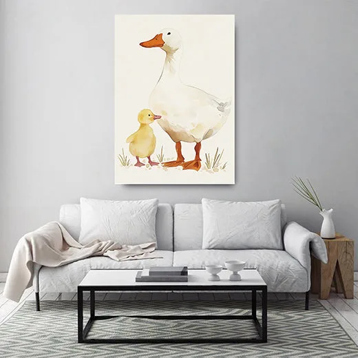 Kunstdruck Entchen – Eine weiße Ente mit orangefarbenem Schnabel steht schützend neben ihrem gelben Küken, darunter nur ein paar Grashalme auf hellem Grund