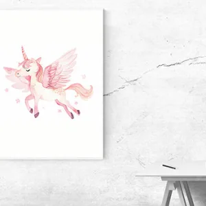 Kunstdruck rosa Pegasus – Mit rosafarbenen Flügeln, wehender Mähne und geschlossenen Augen galoppiert der kleine Pegasus durch die Luft, begleitet von winzigen Sternen auf weißem Grund
