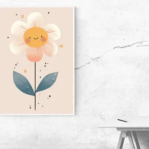 Kunstdruck freundliche Blume rosa – Vor puderrosa Hintergrund lächelt eine cremeweiße Blüte mit gelbem Gesicht, getragen von zwei blaugrünen Blättern und umgeben von feinen dunklen Punkten