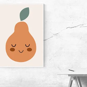 Kunstdruck lächelnde Birne – Die orangefarbene Birne mit grünem Blatt schließt zufrieden die Augen, schlicht gesetzt auf zartem Cremeweiß