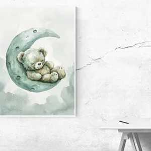 Kunstdruck Teddy im Mond – Eingekuschelt liegt der kleine Bär auf einer mintgrünen Mondsichel, umhüllt von weichen Aquarellwolken in Salbeigrün und hellem Grau