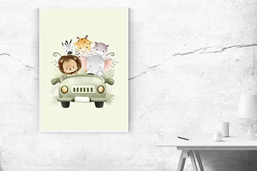 Kunstdruck Tiere im Auto – Im grünen Geländewagen sitzen ein Löwe und ein Elefant am Steuer, hinter ihnen schauen Zebra, Giraffe und Nilpferd fröhlich heraus, alles vor zartem Hellgrün