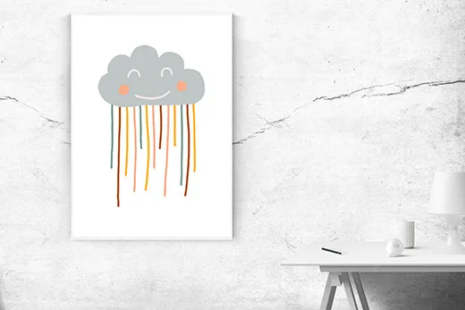 Kunstdruck Wolke – Die graue Wolke mit fröhlichem Gesicht lässt lange Regenstreifen in Rostrot, Senfgelb, Rosé und Petrol auf weißen Grund fallen