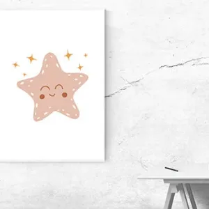 Kunstdruck lächelndes Sternchen – Ein rosa Stern mit weißen Pünktchen und fröhlichem Gesicht strahlt auf weißem Grund, umgeben von orangefarbenen Glitzersternchen