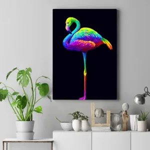 Kunstdruck Flamingo – Auf einem Bein balanciert dieser Flamingo vor tiefschwarzem Hintergrund, sein Gefieder leuchtet in Gelb, Grün, Blau, Violett und Pink
