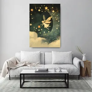Kunstdruck Sternen-Elfe – Die goldene Silhouette einer Fee mit zarten Flügeln schwebt vor einer dunkelgrünen Mondsichel, umgeben von glitzernden Sternen und weichen Wolken