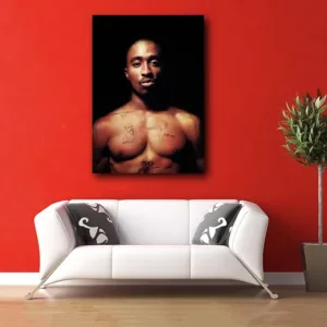 Kunstdruck Shakur – Vor tiefem Schwarz tritt der Oberkörper in weichem, goldbraunem Licht hervor, der Blick geht direkt und gelassen in die Kamera