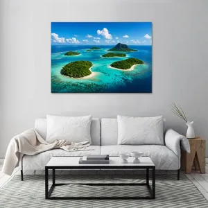 Kunstdruck Meer und Inseln I – Mehrere grün bewachsene Inseln mit hellen Sandrändern liegen verstreut in einem Meer aus Türkis und tiefem Blau, darüber ein strahlender Himmel mit weißen Wolken