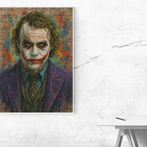 Kunstdruck Joker – Grünes, zerzaustes Haar, weiß geschminktes Gesicht und das rote Lächeln, dazu violetter Anzug und grüne Weste vor einer farbig besprühten Ziegelwand