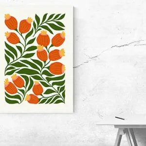 Kunstdruck Blumenranken – Auf cremeweißem Grund winden sich dunkelgrüne Ranken mit schmalen Blättern, an denen orangefarbene Knospen mit gelben Spitzen sitzen