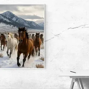 Kunstdruck Pferdeherde Winter – Pferde im Schnee – dynamisch vor verschneiten Gipfeln