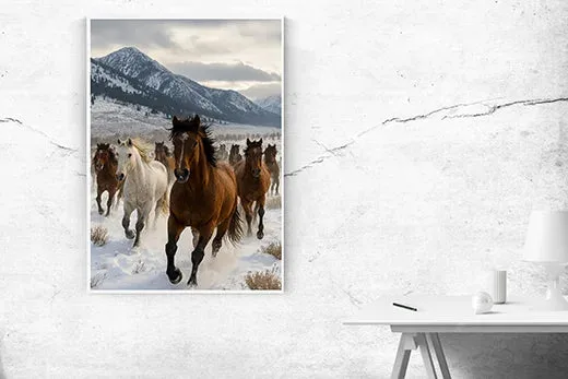 Kunstdruck Pferdeherde Winter – Pferde im Schnee – dynamisch vor verschneiten Gipfeln