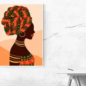 Kunstdruck Turban – Im Seitenprofil trägt die Frau einen hohen, gemusterten Turban in Rot, Orange und Grün, dazu goldene Halsreifen und Ohrringe vor sanften Hügeln in Pfirsich und Terrakotta