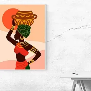 Kunstdruck Krug – Eine Frau balanciert einen verzierten Tonkrug auf dem Kopf, vor einer großen roten Sonne und geschwungenen Formen in Rosé und Apricot, geschmückt mit Ketten und Armreifen