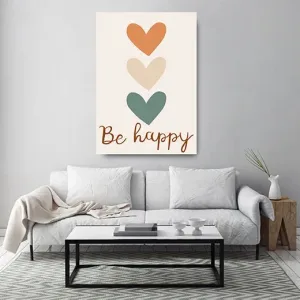 Kunstdruck Herzen be happy – Drei übereinander gesetzte Herzen in Terrakotta, Sand und Salbeigrün stehen auf cremefarbenem Grund, darunter der Schriftzug „Be happy“ in brauner Handschrift