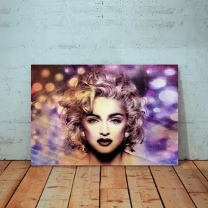 Kunstdruck Madonna – Lockiges, blondes Haar, dunkle Lippen und ein direkter Blick, umgeben von schimmernden Lichtpunkten in Gold, Flieder und Violett