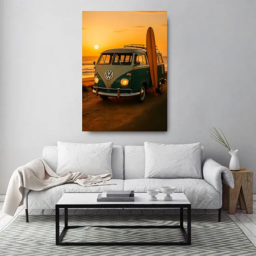 Kunstdruck Bully mit Surfbrett – Kultbus mit Surfbrett im goldenen Abendlicht am Strand