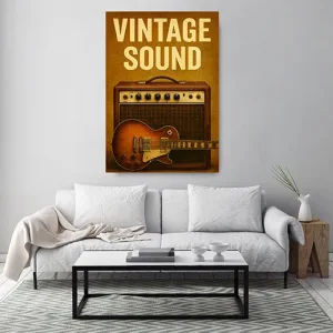 Kunstdruck Plakat VINTAGE SOUND – Vor einem braunen Verstärker mit Reglern und Stoffbespannung liegt eine E-Gitarre im Sunburst-Finish, darüber steht der Schriftzug in cremefarbenen Buchstaben