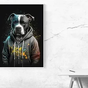Kunstdruck Dogge – Die Dogge im grauen Kapuzenpullover blickt dir selbstbewusst entgegen, gelbe und türkisfarbene Farbspritzer setzen auf dem schwarzen Hintergrund lässige Akzente