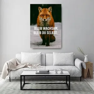 Kunstdruck bleib wachsam – Ein rotbrauner Fuchs sitzt aufmerksam im Schnee und blickt direkt nach vorn, davor steht in weißen Großbuchstaben „BLEIB WACHSAM