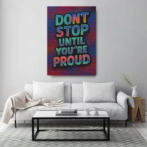 Kunstdruck Don’t stop until you’re proud – Buchstaben mit Farbverlauf von Grün über Blau bis Pink bilden den Spruch „DON'T STOP UNTIL YOU'RE PROUD“ vor einer rot-blauen Ziegelwand mit Farbnasen