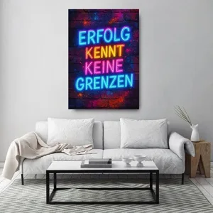 Kunstdruck Erfolg kennt keine Grenzen – Hellblau, Orange und Pink leuchten die Zeilen „ERFOLG KENNT KEINE GRENZEN“ auf einer dunklen Backsteinwand mit bunten Farbwolken