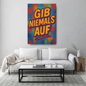 Kunstdruck gib niemals auf – Kräftig gelbe Buchstaben mit violetter Kontur setzen „GIB NIEMALS AUF“ schräg auf eine blaue Ziegelwand mit roten und orangefarbenen Farbwolken