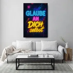 Kunstdruck glaube an dich selbst neon – Oben leuchtet „GLAUBE“ in Blau, dann „AN“ in Pink und schließlich „DICH selbst“ in gelber Neonschrift, teils als Schreibschrift, vor einer dunklen Wand mit Farbspritzern