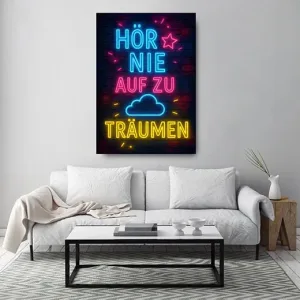 Kunstdruck hör nie auf zu träumen – Blau, Pink und Gelb leuchtet der Spruch „HÖR NIE AUF ZU TRÄUMEN“ auf einer dunklen Ziegelwand, verziert mit einer kleinen Neonwolke und einem Stern