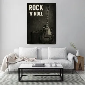 Kunstdruck Rock-n-Roll Gitarre schwarz-weiß – Neben einem alten Gitarrenkoffer lehnt eine klassische E-Gitarre, darüber steht in cremefarbenen Buchstaben „ROCK 'N' ROLL“