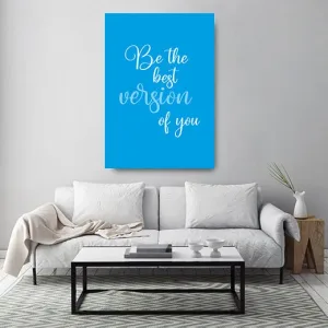Kunstdruck best version cyan – Weiße und hellblaue Schreibschrift auf strahlendem Cyan: Der Spruch „Be the best version of you“ wirkt frisch, klar und motivierend