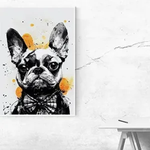 Kunstdruck französische Dogge – Große Fledermausohren, runde Augen und eine karierte Fliege: Diese Französische Dogge ist in schwarzer Tusche gezeichnet und von orangefarbenen Farbklecksen umspielt