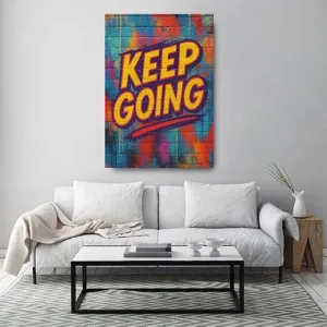 Kunstdruck keep going gelb – Schräg gesetzte gelbe Buchstaben mit violetter Kontur rufen „KEEP GOING“, darunter ein roter Schwung, dahinter eine Backsteinwand in Türkis, Orange, Rot und Pink