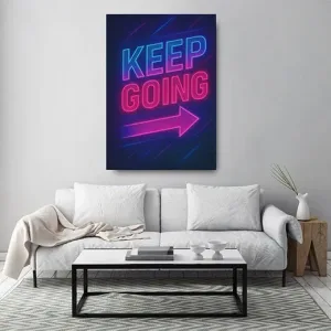 Kunstdruck keep going neon – „KEEP“ leuchtet in Blau, „GOING“ in Pink, darunter weist ein pinkfarbener Neonpfeil nach rechts – alles auf dunkelblauem Grund mit diagonalen Lichtstreifen