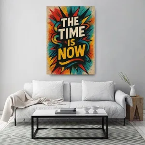 Kunstdruck time is now – Creme- und gelbfarbene Buchstaben verkünden „THE TIME IS NOW“ inmitten einer strahlenförmigen Explosion aus Rot, Petrol, Orange und Schwarz auf beigem Grund