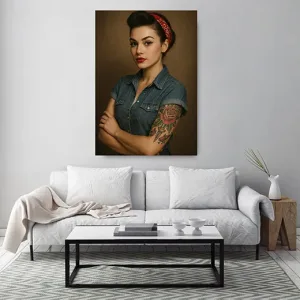 Kunstdruck Rockabilly-Frau mit Haarband – Eine Frau mit Victory Rolls, rotem Lippenstift und Jeanshemd verschränkt die Arme, auf ihrem Unterarm blüht ein farbiges Rosen-Tattoo