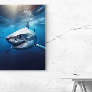 Kunstdruck Hai – Mit geöffnetem Maul gleitet ein großer Hai direkt auf dich zu, während oben Lichtstrahlen durch die Wasseroberfläche brechen