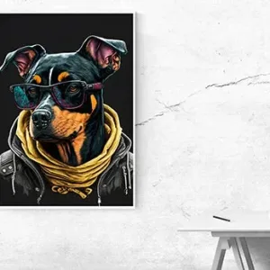 Kunstdruck Hund mit Brille – Getönte Brille, gelber Schal und Lederjacke: Dieser schwarz-braune Hund posiert vor schwarzem Hintergrund wie ein echter Rockstar