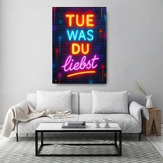Kunstdruck tue was du liebst – Tue was du liebst – Neonschrift mit violettem Schwung