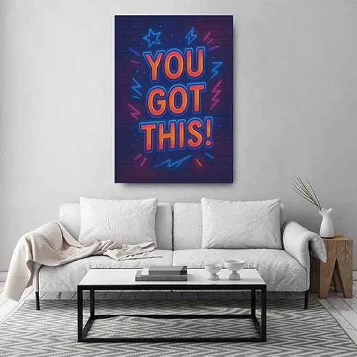 Kunstdruck you got this – Orangerote Buchstaben mit blauem Rand formen „YOU GOT THIS!“ auf einer blauen Ziegelwand, umgeben von Sternen, Blitzen und Zickzack-Linien