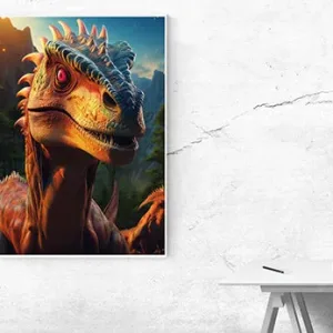 Kunstdruck Dino – Rote Augen, schuppige Haut in Orange und Rostbraun und ein blau gezackter Kamm: Dieser Dinosaurier blickt dich aus einer nebligen Felslandschaft direkt an