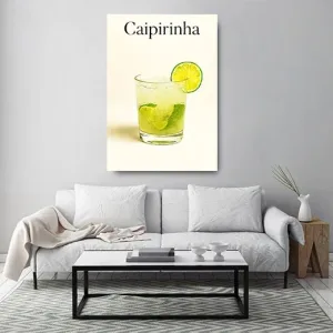 Kunstdruck Caipirinha – Ein Tumbler voller Crushed Ice und Limettenstücken leuchtet in frischem Grün vor cremefarbenem Hintergrund, darüber steht in eleganter Serifenschrift „Caipirinha“