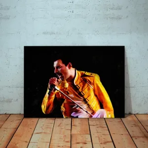 Kunstdruck Freddie – Das leuchtend gelbe Jackett mit den Querriemen strahlt vor schwarzem Grund, das Mikrofon ist fest in der Hand, der Moment voller Bewegung eingefangen