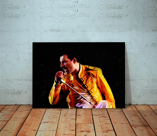 Kunstdruck Freddie – Das leuchtend gelbe Jackett mit den Querriemen strahlt vor schwarzem Grund, das Mikrofon ist fest in der Hand, der Moment voller Bewegung eingefangen