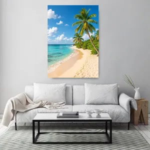 Kunstdruck Palmenstrand II – Ein langer, heller Sandstrand mit Fußspuren zieht sich im Hochformat in die Ferne, begleitet von sattgrünen Palmen und einem Meer, das von Türkis in tiefes Blau übergeht