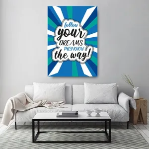Kunstdruck follow your dreams blau – Blaue, türkisfarbene und weiße Strahlen laufen auf eine wolkige Sprechblase zu, in der „follow your dreams – they know the way!“ in Schwarz und Blau steht