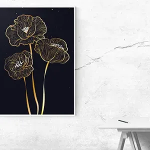 Kunstdruck Mohnblumen – Drei Mohnblüten mit geschwungenen Stielen sind in schimmernden Goldlinien auf tiefem Nachtblau gezeichnet, feine weiße Pünktchen erinnern an Sterne