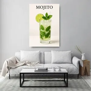 Kunstdruck Mojito 1 – Dichte, sattgrüne Minzblätter füllen das Longdrinkglas mit Crushed Ice, am Rand steckt eine Limettenscheibe, und oben steht in ruhigen Versalien „MOJITO“ auf warmem Weiß
